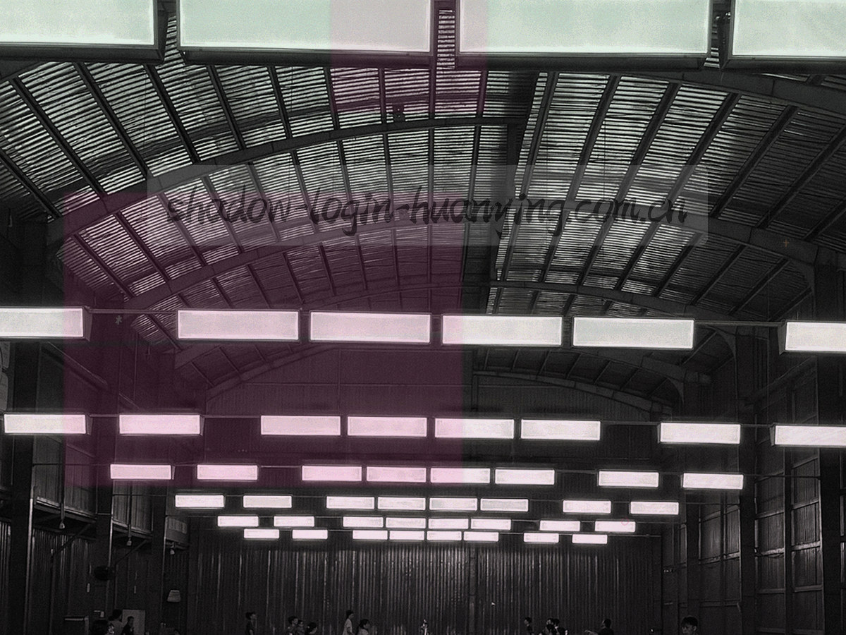 手持设备屏幕显示型号列表与筛选条，屏幕冷光映在手指边缘，画面中不出现可识别人物面部